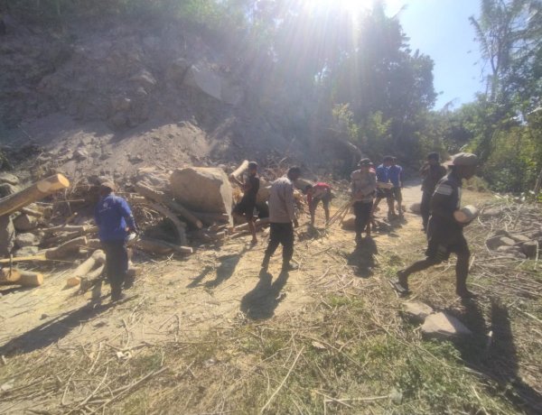 Personel Polri Buka Akses Jalan Terdampak Longsor Menuju Dusun Nitung di Palue